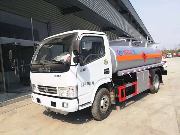 東風(fēng)多利卡D6加油車(chē)